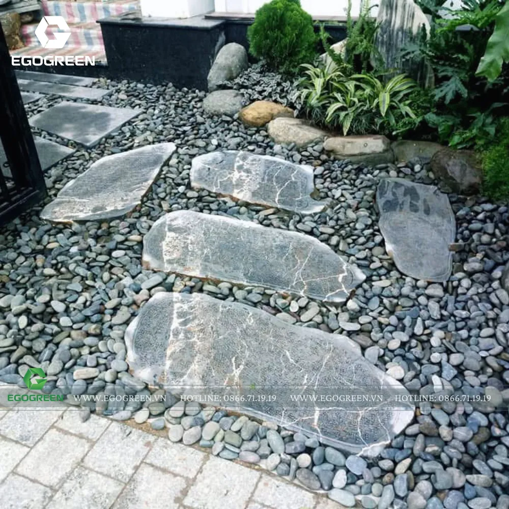 Lựa chọn vật liệu phù hợp sẽ khiến khu vườn thành thoát hơn.